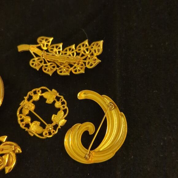 Lot of Five Vintage & Modern Gold Tone Brooches - Picture 7 of 12